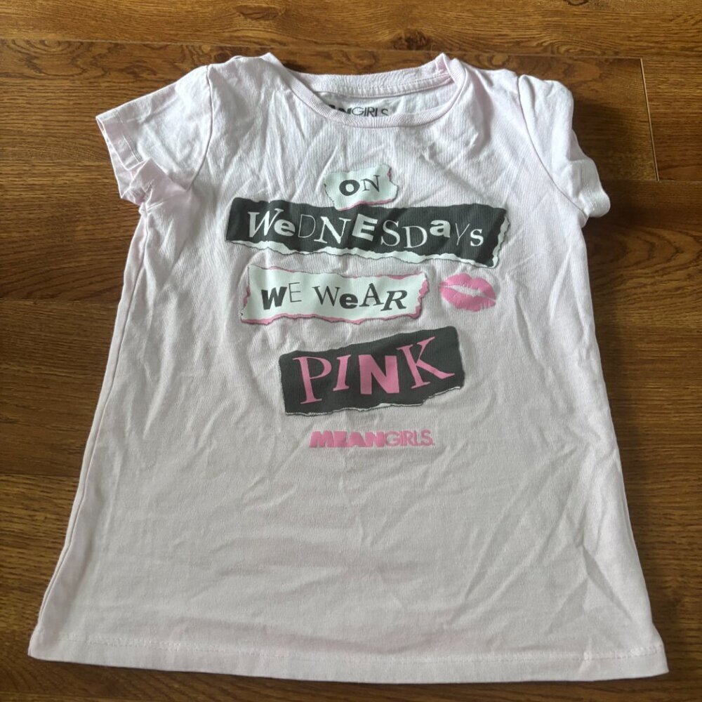 Mean Girls pink graphic short sleeve tee in size M